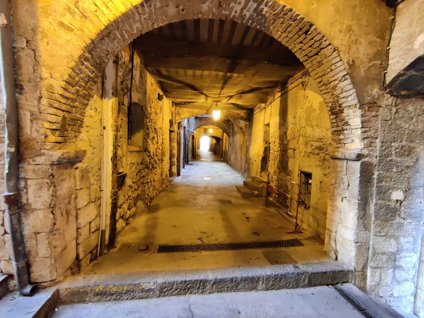 2-Hour Paddle Boarding Tour in Villefranche - Place du Conseil and Rue Obscure: medieval administration to soldier footsteps