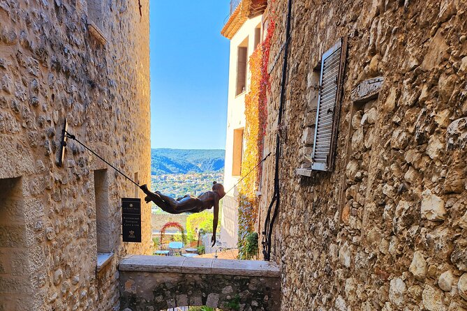 Colourful Excursion on the French Riviera - Nice Old Town in a Single Hour: Stories That Give the Streets Meaning