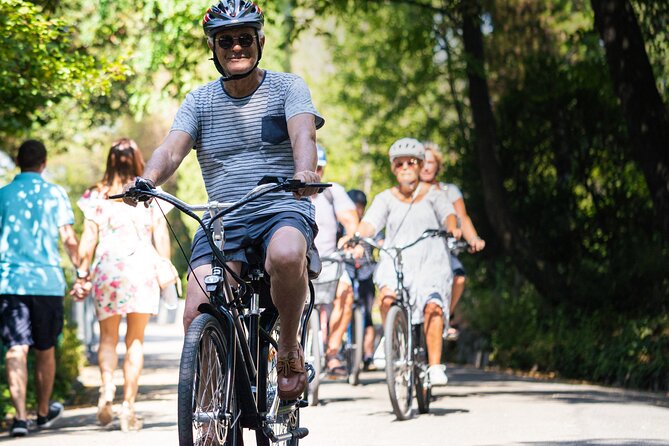 Electric bike rental in Nice - Comfort and gear: helmets, baskets, and the headset effect