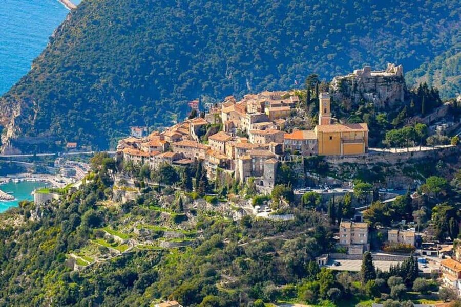 Explore Èze and the Côte d’Azur in a Renault Mégane E-Tech" - Baie des Fourmis and Beaulieu-sur-Mer: the break that makes the day feel worth it