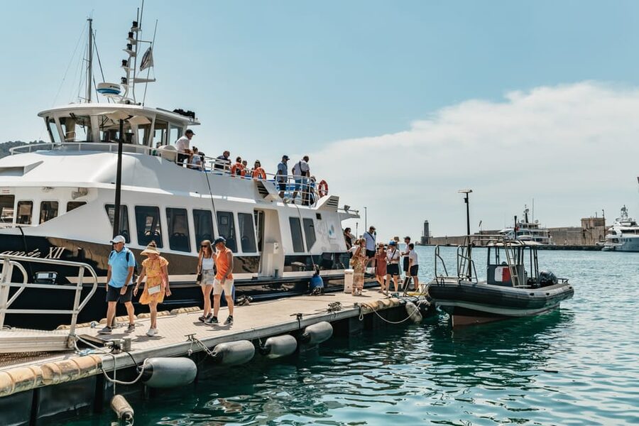 Nice: 1-Hour Sightseeing Cruise to Villefranche Bay - Bilingual Commentary: How the Narration Turns Views Into Stories