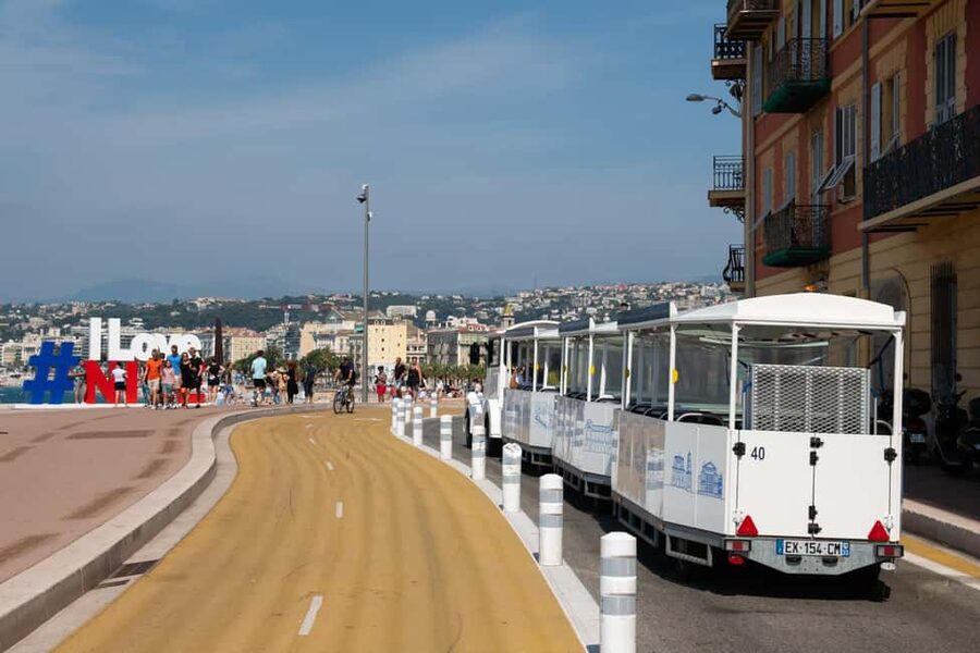 Nice: A gentle ride on a small electric train with panoramic views - Accessibility and reduced mobility: what PMR access really means here