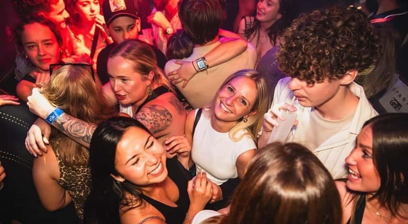 Nice: Bar/Pub Crawl with Free Shots and VIP Entry - Free shots and €5 drinks: where the value really comes from