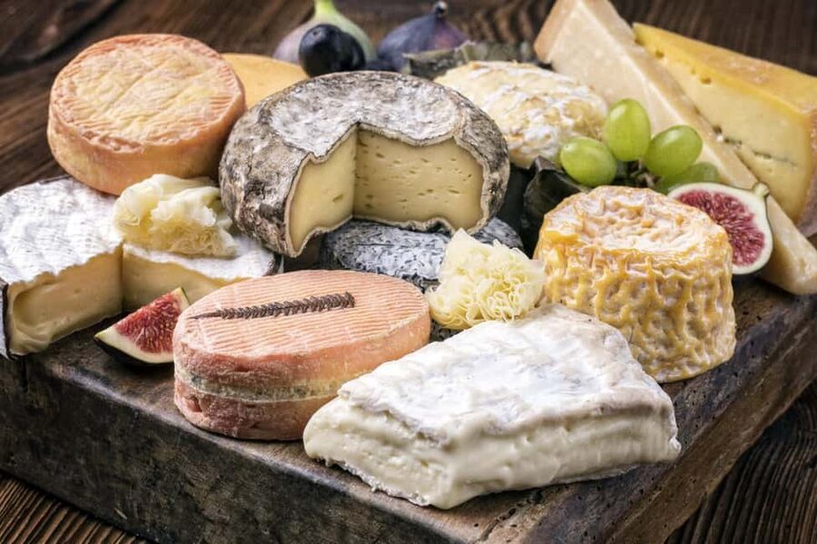 Nice: Tasting of 5 Niçoise and Italian cheeses in a local setting - Entering a Nice cheese cellar (and why that matters)