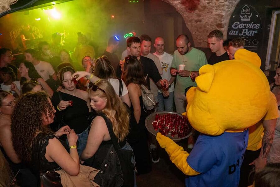 Nice : Yellow Pub Crawl - Social Bars, Games & Meet People - The nightclub finish: free VIP entry and how to avoid common door problems