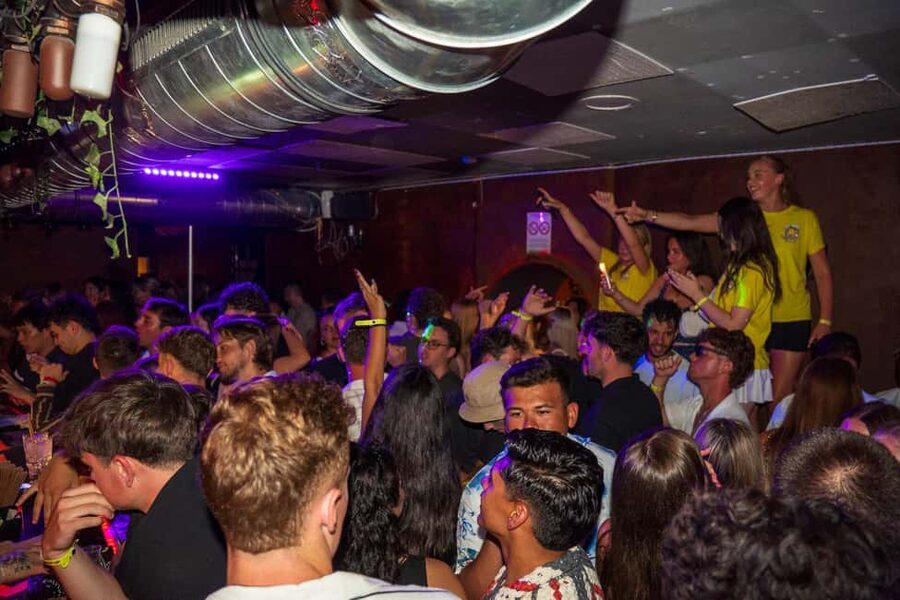 Nice : Yellow Pub Crawl - Social Bars, Games & Meet People - The host team and the extras: why this feels organized, not chaotic