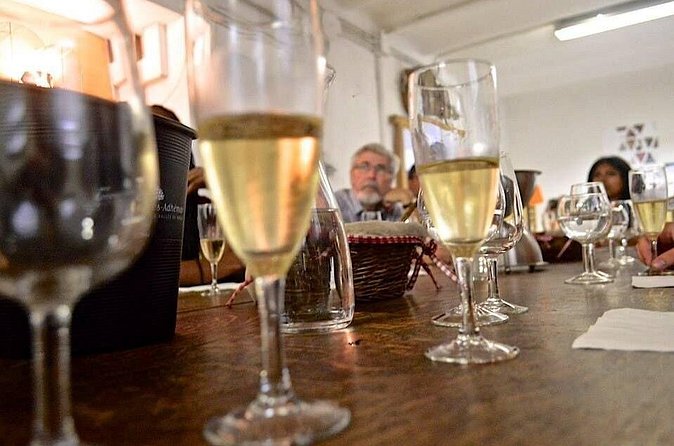 Organic Wine Tasting in Nice - How Ewan teaches wine in English without making you feel behind