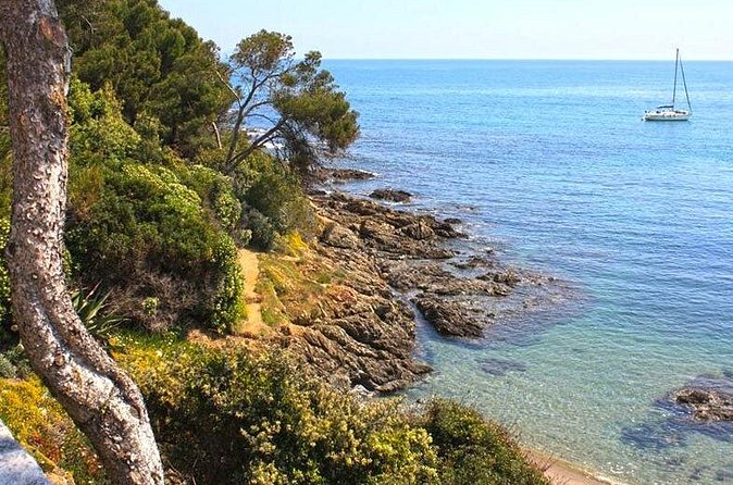 Picturesque walk from Nice to Villefranche sur Mer with pic-nic and swim - Stop 3: arriving in Villefranche-sur-Mer and walking the old lanes