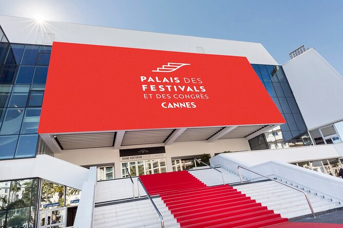 Saint Paul de Vence, Antibes, Cannes tour in a Renault E-Tech - Croisette Boulevard: the Cannes postcard, done in a smart chunk