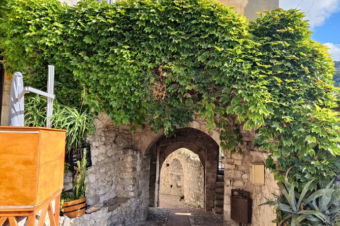 Visit of the Medieval Village of Èze - Chemin de la Chapelle: the walk toward the Chapel of the Holy Cross
